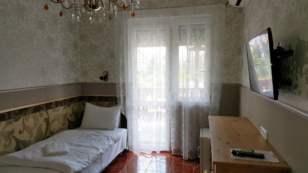 Kitti Panzio Apartment Mogyorod Bagian luar foto